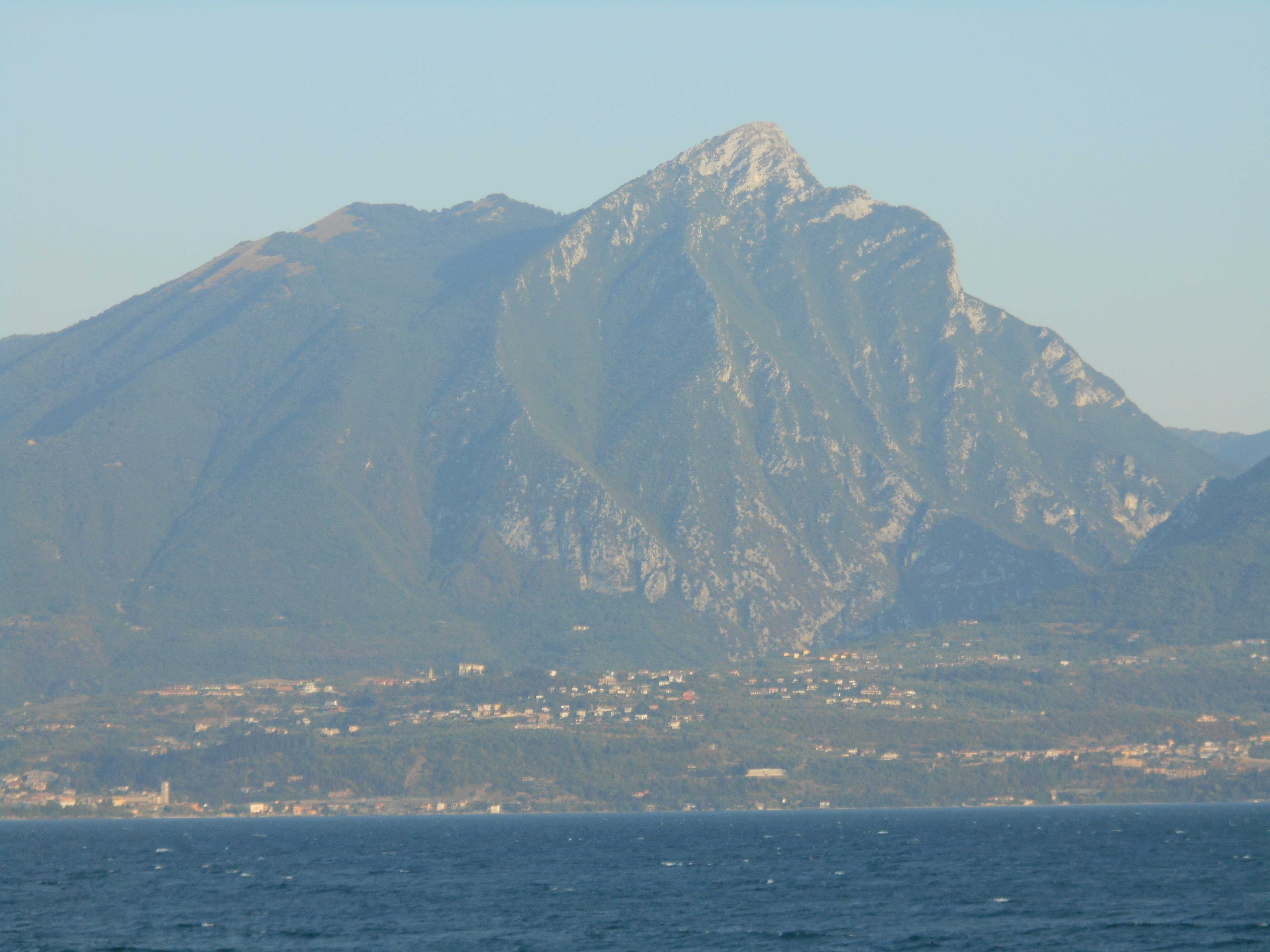 Il Pizzocolo dal traghetto Torri-Maderno